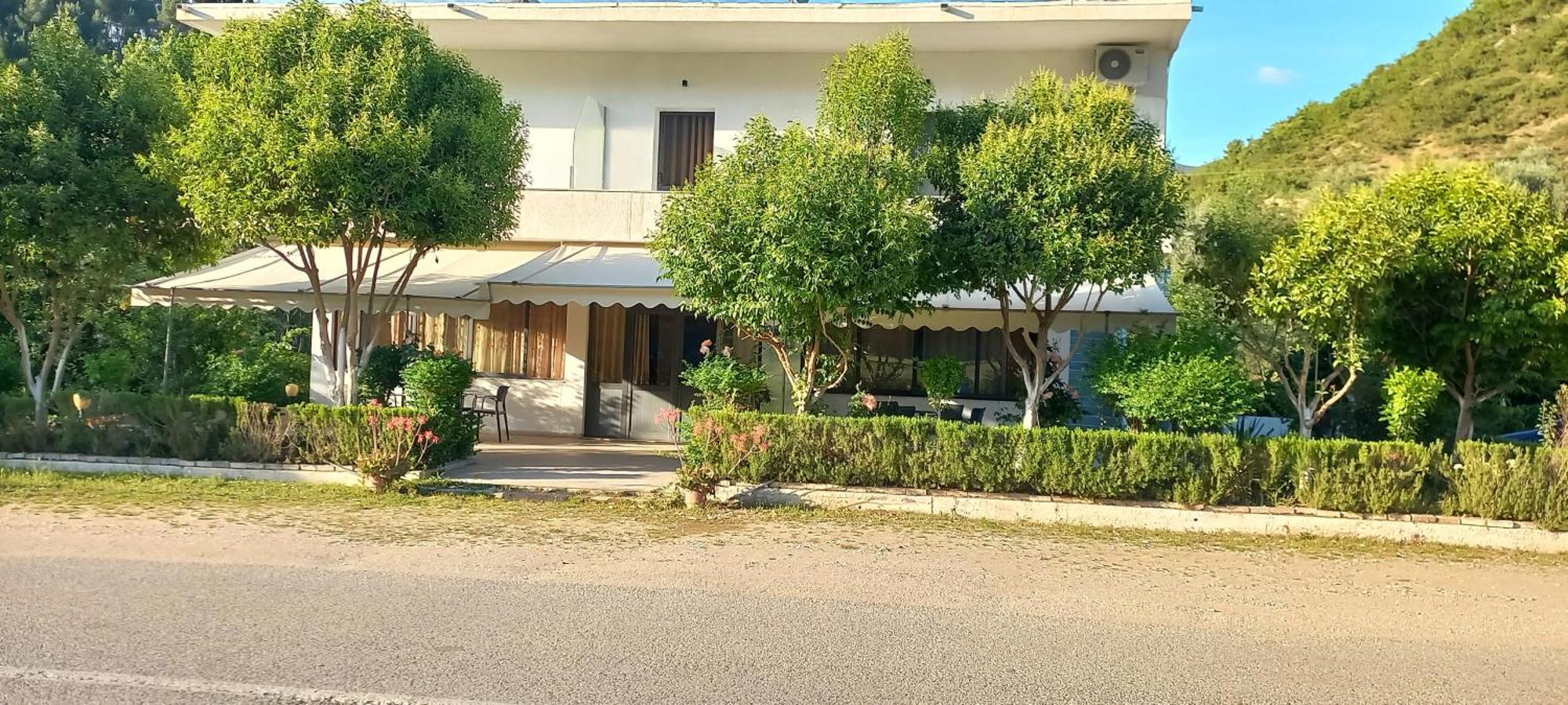 Hotel Eno Përmet エクステリア 写真